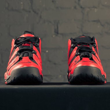 Yeni güzel renkli ve güzel Nike Air Max koşu ayakkabıları, spor ayakkabıları, spor ayakkabıları soyut arka planda bir marka kutusu olan logolar gösteriyor. Spor ve günlük ayakkabı konsepti. Kyiv, Ukrayna-8 Kasım 2017