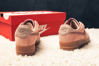 Yeni güzel renkli ve güzel Nike Air Max koşu ayakkabıları, spor ayakkabıları, spor ayakkabıları soyut arka planda bir marka kutusu olan logoyu gösteriyor. Spor ve günlük ayakkabı konsepti. Kyiv, Ukrayna-1 Mart 2018