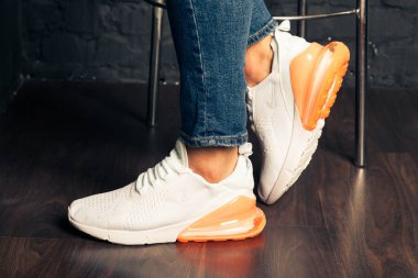 Yeni güzel renkli ve güzel Nike Air Max koşu ayakkabıları, spor ayakkabıları, spor ayakkabıları soyut arka planda bir marka kutusu olan logoyu gösteriyor. Spor ve günlük ayakkabı konsepti. Kyiv, Ukrayna-21 Ağustos 2018