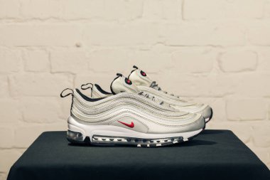 Yeni güzel renkli ve güzel Nike Air Max koşu ayakkabıları, spor ayakkabıları, spor ayakkabıları soyut arka planda bir marka kutusu olan logoyu gösteriyor. Spor ve günlük ayakkabı konsepti. Kyiv, Ukrayna - 29 Ocak 2018