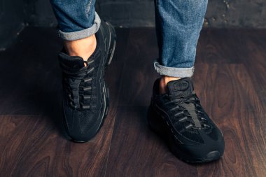 Yeni renkli ve güzel Nike Air Max koşu ayakkabıları, spor ayakkabıları, spor ayakkabıları soyut arka planda bir marka kutusu olan logoyu gösteren ayakkabılar. Spor ve günlük ayakkabı konsepti. Kyiv, Ukrayna-4 Ağustos 2018