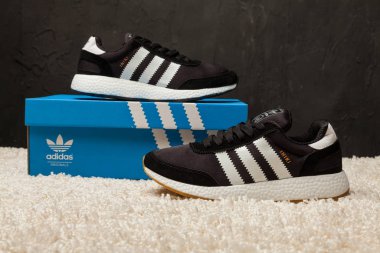 Yeni renkli ve güzel Adidas Iniki koşu ayakkabıları, spor ayakkabıları, spor ayakkabıları, soyut arka planda bir marka kutusu olan logoyu gösteren spor ayakkabıları. Spor ve günlük ayakkabı konsepti. Kyiv, Ukrayna - 5 Mayıs 2018
