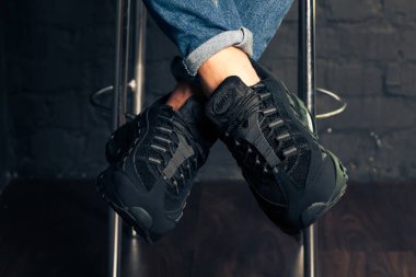 Yeni renkli ve güzel Nike Air Max koşu ayakkabıları, spor ayakkabıları, spor ayakkabıları soyut arka planda bir marka kutusu olan logoyu gösteren ayakkabılar. Spor ve günlük ayakkabı konsepti. Kyiv, Ukrayna-4 Ağustos 2018