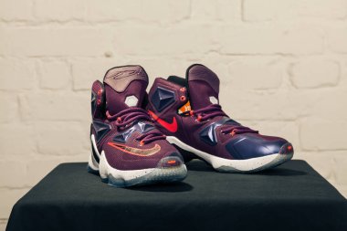 Yeni güzel renkli ve güzel Nike Air Max koşu ayakkabıları, spor ayakkabıları, spor ayakkabıları soyut arka planda bir marka kutusu olan logoyu gösteriyor. Spor ve günlük ayakkabı konsepti. Kyiv, Ukrayna - 29 Ocak 2018