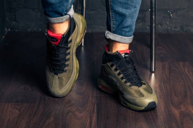 Yeni renkli ve güzel Nike Air Max koşu ayakkabıları, spor ayakkabıları, spor ayakkabıları soyut arka planda bir marka kutusu olan logoyu gösteren ayakkabılar. Spor ve günlük ayakkabı konsepti. Kyiv, Ukrayna-7 Ağustos 2018