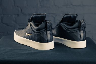 Yeni güzel renkli ve güzel Nike Air Max koşu ayakkabıları, spor ayakkabıları, spor ayakkabıları soyut arka planda bir marka kutusu olan logolar gösteriyor. Spor ve günlük ayakkabı konsepti. Kyiv, Ukrayna-9 Aralık 2017