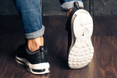 Yeni güzel renkli ve güzel Nike Air Max koşu ayakkabıları, spor ayakkabıları, spor ayakkabıları soyut arka planda bir marka kutusu olan logolar gösteriyor. Spor ve günlük ayakkabı konsepti. Kyiv, Ukrayna-Eylül 06, 2018