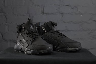 Yeni renkli ve güzel Nike Huarache koşu ayakkabıları, spor ayakkabıları, spor ayakkabıları, spor ayakkabıları soyut arka planda bir marka kutusu olan logoyu gösteriyor. Spor ve günlük ayakkabı konsepti. Kyiv, Ukrayna-24 Kasım 2017