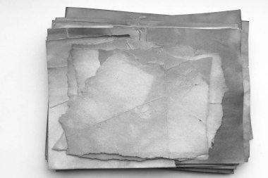 Eski kağıt çarşaf. Toz ve kirli lekelerle dolu boş bir arka plan. Eski ve antika sanat konsepti. Ayrıntılı yakın çekim stüdyo çekimi. Ön manzara. Ayarlanmış