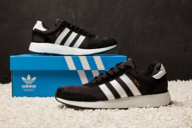 Yeni renkli ve güzel Adidas Iniki koşu ayakkabıları, spor ayakkabıları, spor ayakkabıları, soyut arka planda bir marka kutusu olan logoyu gösteren spor ayakkabıları. Spor ve günlük ayakkabı konsepti. Kyiv, Ukrayna - 14 Mayıs 2018