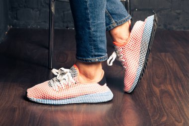 Yeni renkli ve güzel Adidas Iniki koşu ayakkabıları, spor ayakkabıları, spor ayakkabıları, soyut arka planda bir marka kutusu olan logoyu gösteren spor ayakkabıları. Spor ve günlük ayakkabı konsepti. Kyiv, Ukrayna - 26 Temmuz 2018
