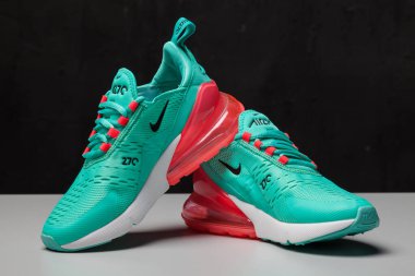 Yeni güzel renkli ve güzel Nike Air Max koşu ayakkabıları, spor ayakkabıları, spor ayakkabıları soyut arka planda bir marka kutusu olan logolar gösteriyor. Spor ve günlük ayakkabı konsepti. Kyiv, Ukrayna-Eylül 09, 2018