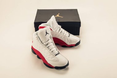 Yeni güzel renkli ve güzel Nike Air Max koşu ayakkabıları, spor ayakkabıları, spor ayakkabıları soyut arka planda bir marka kutusu olan logoyu gösteriyor. Spor ve günlük ayakkabı konsepti. Kyiv, Ukrayna - 2 Şubat 2018