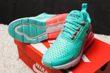 Yeni güzel renkli ve güzel Nike Air Max koşu ayakkabıları, spor ayakkabıları, spor ayakkabıları soyut arka planda bir marka kutusu olan logolar gösteriyor. Spor ve günlük ayakkabı konsepti. Kyiv, Ukrayna-Eylül 09, 2018