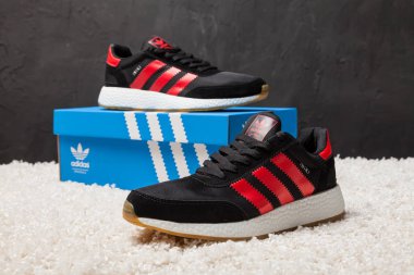 Yeni renkli ve güzel Adidas Iniki koşu ayakkabıları, spor ayakkabıları, spor ayakkabıları, soyut arka planda bir marka kutusu olan logoyu gösteren spor ayakkabıları. Spor ve günlük ayakkabı konsepti. Kyiv, Ukrayna-4 Nisan 2018
