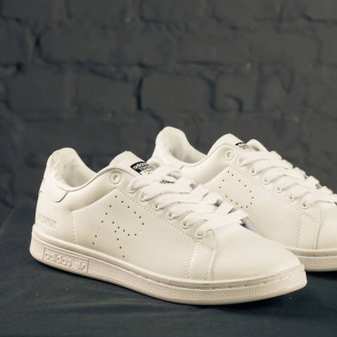 Yeni güzel renkli ve güzel Adidas Runsom koşu ayakkabıları, spor ayakkabıları, spor ayakkabıları soyut arka planda bir marka kutusu olan logoyu gösteriyor. Spor ve günlük ayakkabı konsepti. Kyiv, Ukrayna-8 Kasım 2017