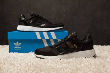 Yeni renkli ve güzel Adidas Iniki koşu ayakkabıları, spor ayakkabıları, spor ayakkabıları, soyut arka planda bir marka kutusu olan logoyu gösteren spor ayakkabıları. Spor ve günlük ayakkabı konsepti. Kyiv, Ukrayna - 5 Mayıs 2018