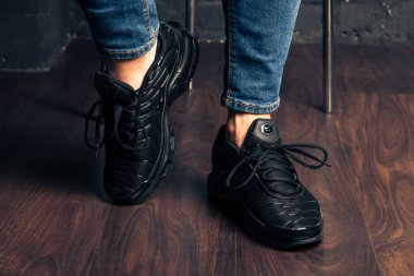 Yeni renkli ve güzel Nike Air Max koşu ayakkabıları, spor ayakkabıları, spor ayakkabıları soyut arka planda bir marka kutusu olan logoyu gösteren ayakkabılar. Spor ve günlük ayakkabı konsepti. Kyiv, Ukrayna - 26 Temmuz 2018