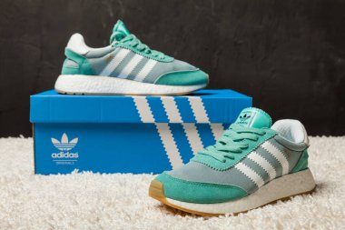 Yeni renkli ve güzel Nike Air Max koşu ayakkabıları, spor ayakkabıları, spor ayakkabıları soyut arka planda bir marka kutusu olan logoyu gösteren ayakkabılar. Spor ve günlük ayakkabı konsepti. Kyiv, Ukrayna-11 Nisan 2018