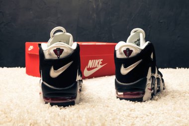 Yeni renkli ve güzel Nike Air Max koşu ayakkabıları, spor ayakkabıları, spor ayakkabıları soyut arka planda bir marka kutusu olan logoyu gösteren ayakkabılar. Spor ve günlük ayakkabı konsepti. Kyiv, Ukrayna-7 Ağustos 2018