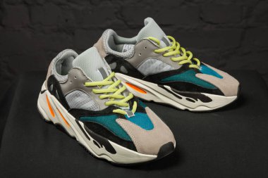 Yeni renkli ve güzel Adidas Iniki koşu ayakkabıları, spor ayakkabıları, spor ayakkabıları, spor ayakkabıları soyut arka planda bir marka kutusu olan logoyu gösteriyor. Spor ve günlük ayakkabı konsepti. Kyiv, Ukrayna-8 Şubat 2018