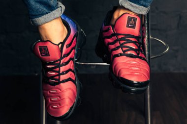 Yeni güzel renkli ve güzel Nike Air Max koşu ayakkabıları, spor ayakkabıları, spor ayakkabıları soyut arka planda bir marka kutusu olan logoyu gösteriyor. Spor ve günlük ayakkabı konsepti. Kyiv, Ukrayna-29 Ağustos 2018