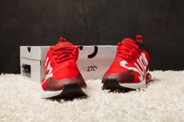 Yeni renkli ve güzel Nike Air Max koşu ayakkabıları, spor ayakkabıları, spor ayakkabıları soyut arka planda bir marka kutusu olan logoyu gösteren ayakkabılar. Spor ve günlük ayakkabı konsepti. Kyiv, Ukrayna - 14 Mayıs 2018