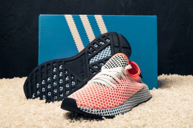 Yeni renkli ve güzel Adidas Iniki koşu ayakkabıları, spor ayakkabıları, spor ayakkabıları, soyut arka planda bir marka kutusu olan logoyu gösteren spor ayakkabıları. Spor ve günlük ayakkabı konsepti. Kyiv, Ukrayna - 26 Temmuz 2018