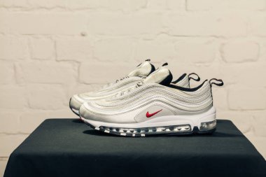 Yeni güzel renkli ve güzel Nike Air Max koşu ayakkabıları, spor ayakkabıları, spor ayakkabıları soyut arka planda bir marka kutusu olan logoyu gösteriyor. Spor ve günlük ayakkabı konsepti. Kyiv, Ukrayna - 29 Ocak 2018