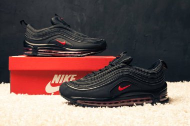Yeni renkli ve güzel Nike Air Max koşu ayakkabıları, spor ayakkabıları, spor ayakkabıları soyut arka planda bir marka kutusu olan logoyu gösteren ayakkabılar. Spor ve günlük ayakkabı konsepti. Kyiv, Ukrayna - 14 Mayıs 2018