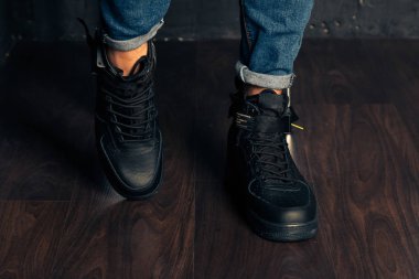 Yeni güzel renkli ve güzel Nike Air Max koşu ayakkabıları, spor ayakkabıları, spor ayakkabıları soyut arka planda bir marka kutusu olan logoyu gösteriyor. Spor ve günlük ayakkabı konsepti. Kyiv, Ukrayna-26 Ağustos 2018