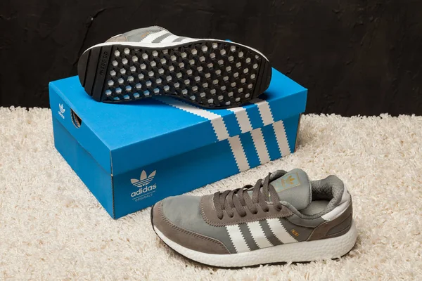 Neue Schöne Bunte Und Schöne Adidas Iniki Laufschuhe Turnschuhe Turnschuhe — Stockfoto