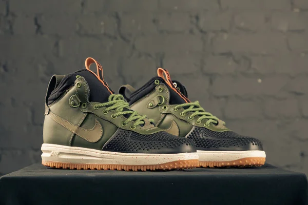 Yeni güzel renkli ve güzel Nike Air Max koşu ayakkabıları, spor ayakkabıları, spor ayakkabıları soyut arka planda bir marka kutusu olan logolar gösteriyor. Spor ve günlük ayakkabı konsepti. Kyiv, Ukrayna-8 Kasım 2017