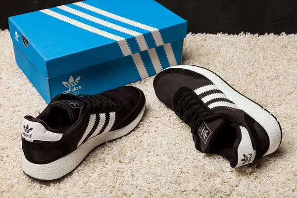 Novos Belos Coloridos Adidas Iniki Tênis Corrida Tênis Treinadores Mostrando — Fotografia de Stock