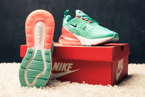 Yeni Güzel Renkli Güzel Nike Air Max Koşu Ayakkabıları Spor — Stok fotoğraf