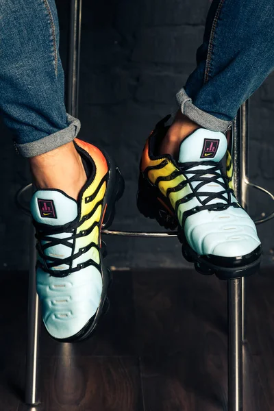 새롭고 다채롭고 나이키 맥스의 운동화 트레이너는 추상적 배경에 브랜드 박스가 — 스톡 사진