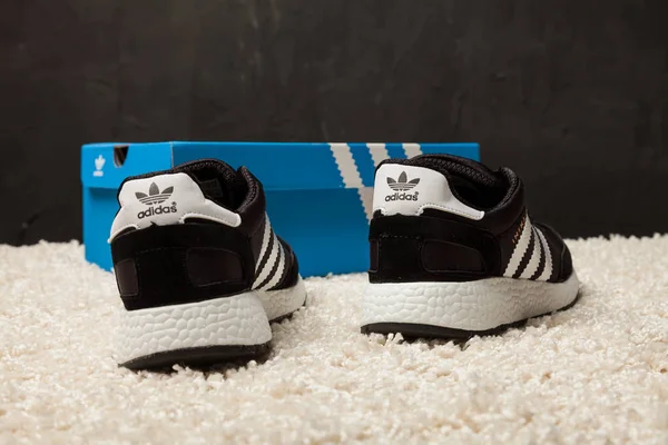 Nieuwe Mooie Kleurrijke Leuke Hardloopschoenen Sneakers Trainers Met Het Logo — Stockfoto