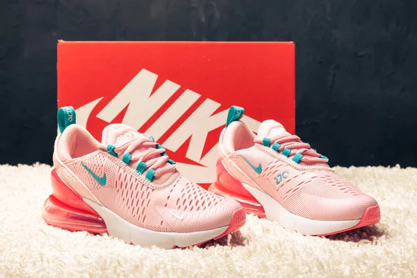 Yeni Renkli Güzel Nike Air Max Koşu Ayakkabıları Spor Ayakkabıları — Stok fotoğraf