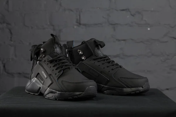 Yeni renkli ve güzel Nike Huarache koşu ayakkabıları, spor ayakkabıları, spor ayakkabıları, spor ayakkabıları soyut arka planda bir marka kutusu olan logoyu gösteriyor. Spor ve günlük ayakkabı konsepti. Kyiv, Ukrayna-24 Kasım 2017