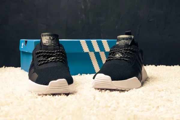 Gyönyörű Színes Szép Adidas Iniki Futócipő Tornacipő Tréner Amely Logót — Stock Fotó