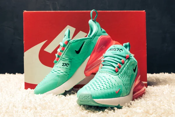 Yeni Güzel Renkli Güzel Nike Air Max Koşu Ayakkabıları Spor — Stok fotoğraf