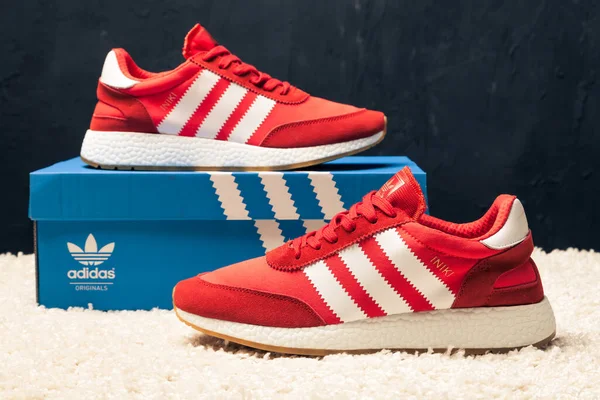 Novos Belos Coloridos Adidas Iniki Tênis Corrida Tênis Treinadores Mostra — Fotografia de Stock