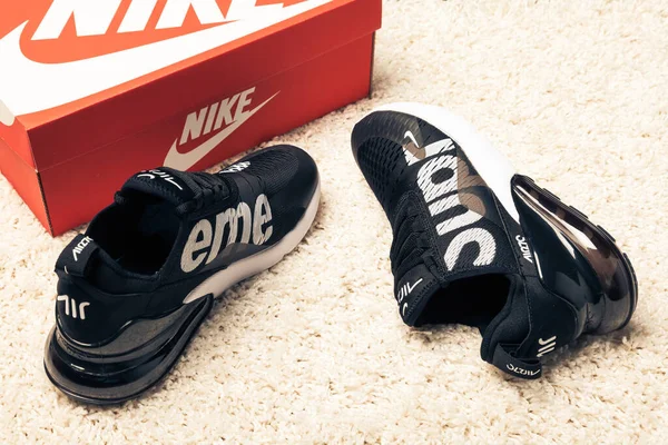 Yeni Güzel Renkli Güzel Nike Air Max Koşu Ayakkabıları Spor — Stok fotoğraf