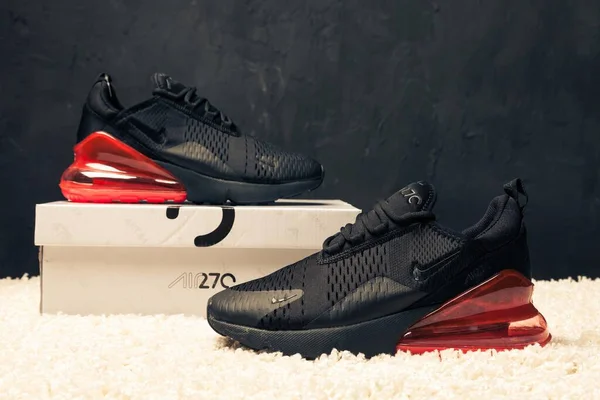 Новые Красивые Красивые Кроссовки Nike Air Max Тренажеры Логотип Фирменной — стоковое фото