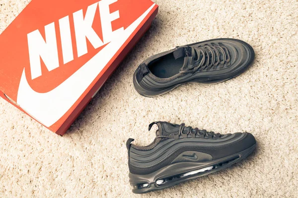 Новые Красивые Красивые Кроссовки Nike Air Max Тренажеры Логотип Фирменной — стоковое фото