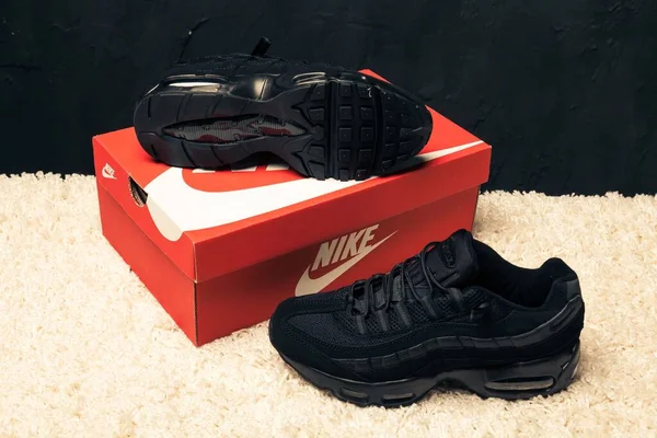 Новые Красивые Красивые Кроссовки Nike Air Max Тренажеры Логотип Фирменной — стоковое фото