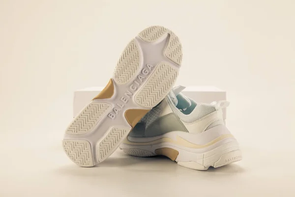 Yeni güzel renkli ve güzel Balenciaga koşu ayakkabıları, spor ayakkabıları, spor ayakkabıları soyut arka planda bir marka kutusu olan logoyu gösteriyor. Spor ve günlük ayakkabı konsepti. Kyiv, Ukrayna - 2 Şubat 2018