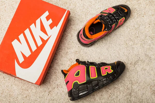Νέο Όμορφο Πολύχρωμο Και Ωραίο Nike Air Max Αθλητικά Παπούτσια — Φωτογραφία Αρχείου