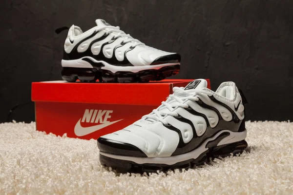 Νέο Όμορφο Πολύχρωμο Και Ωραίο Nike Air Max Αθλητικά Παπούτσια — Φωτογραφία Αρχείου