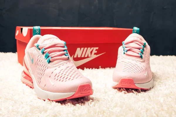 Yeni Renkli Güzel Nike Air Max Koşu Ayakkabıları Spor Ayakkabıları — Stok fotoğraf